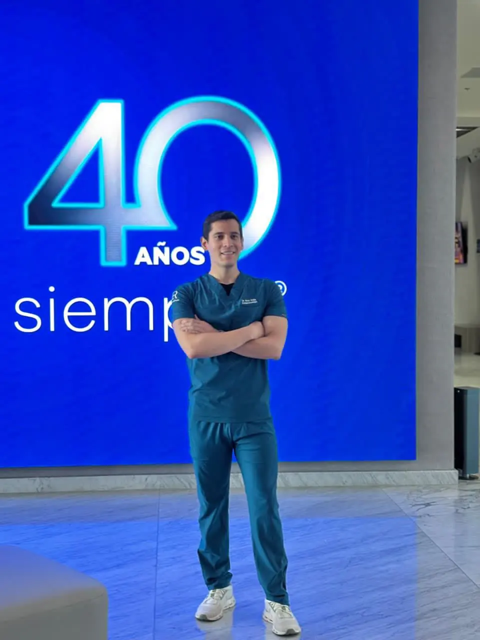 Dr. Erick Rojas, cirujano general y coloproctólogo, en Hospital Ángeles