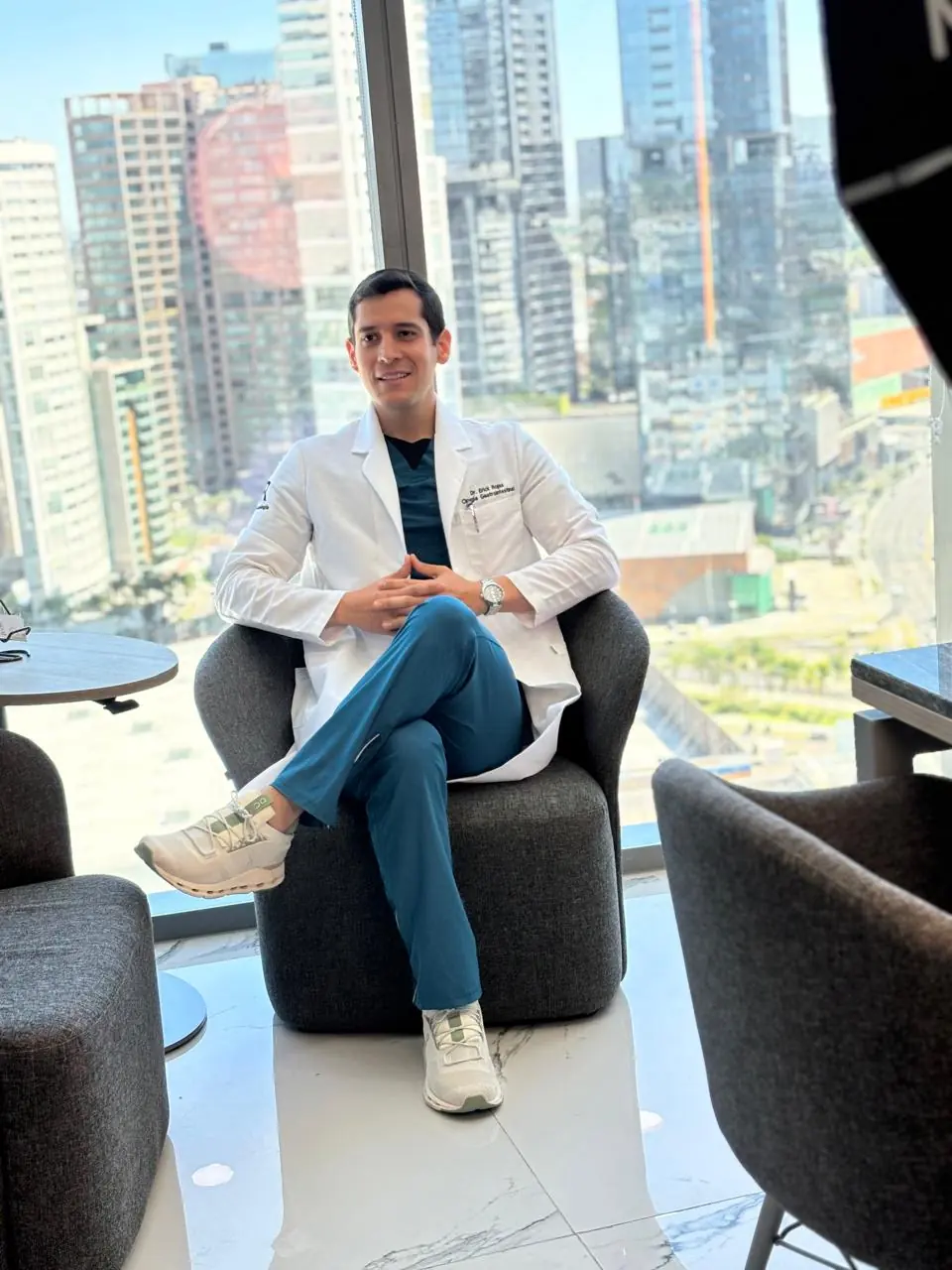 Dr. Erick Rojas, coloproctólogo en su consultorio de Zapopan