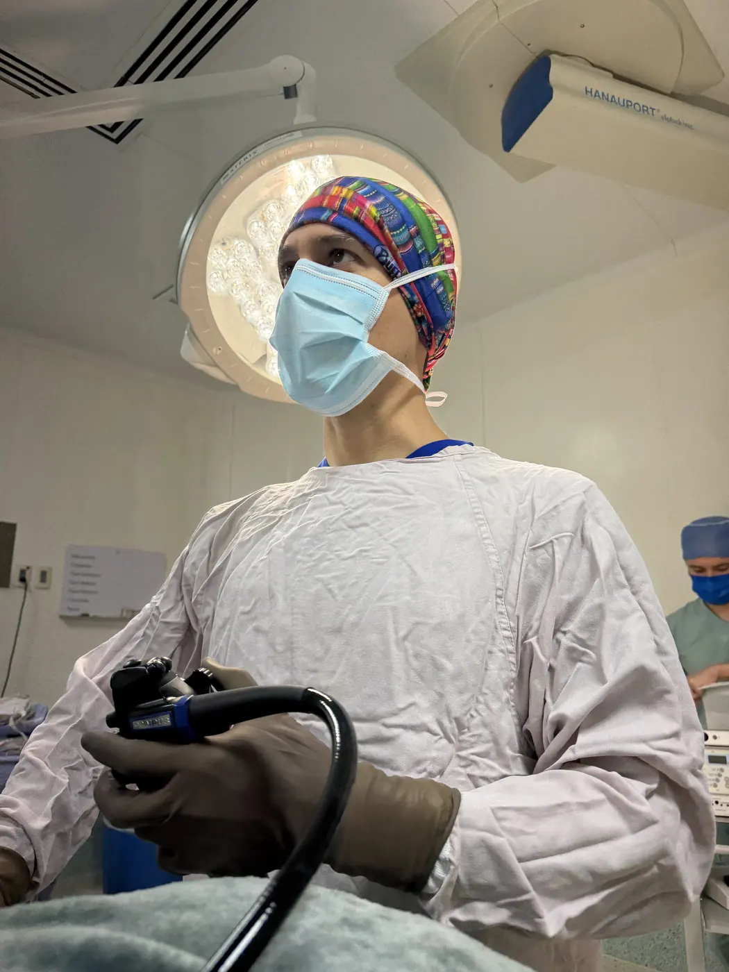 Dr. Erick Rojas, coloproctólogo en Zapopan — Especialista en quiste pilonidal en Zapopan explicando la cirugía